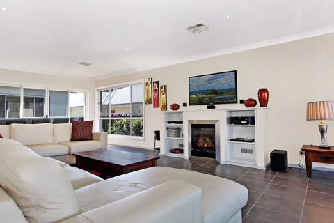 Cypress Point Lodge - Mackay Tourism 2