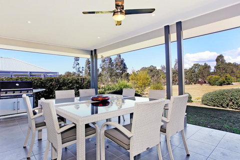 Cypress Point Lodge - Mackay Tourism 1