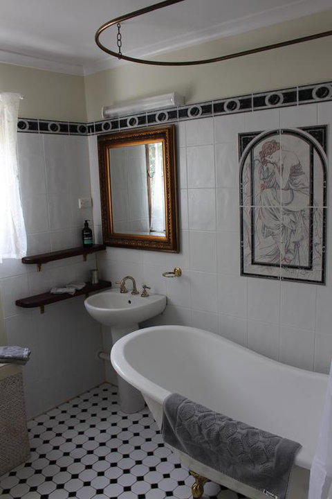 Dancing Waters Cottage - Mackay Tourism 3