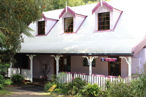 Dancing Waters Cottage - Mackay Tourism 0