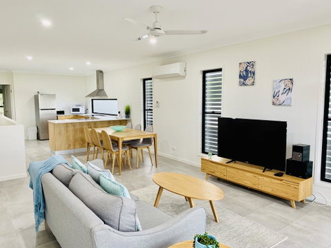 DAYDREAMING Airlie Beach, Water Views & Only 200m To Boardwalk. - Mackay Tourism 0