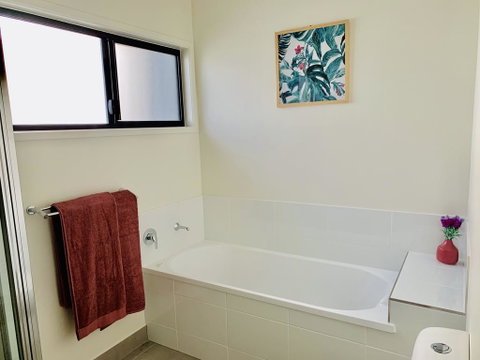 DAYDREAMING Airlie Beach, Water Views & Only 200m To Boardwalk. - Mackay Tourism 3
