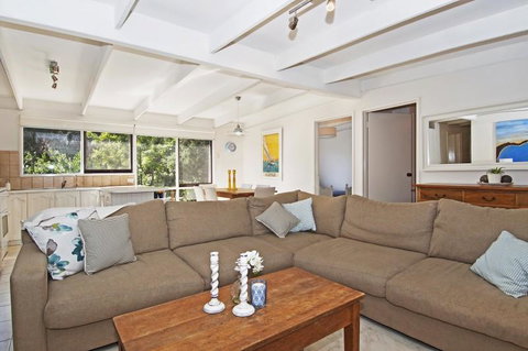 De Angelis Beach House - Mackay Tourism 1