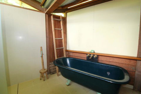 Delicate Nobby Artist Studio, 898 Point Plomer Road - Mackay Tourism 3
