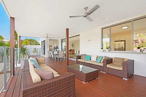 Deluxe On Water - Mackay Tourism 1