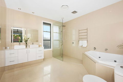 Deluxe On Water - Mackay Tourism 3