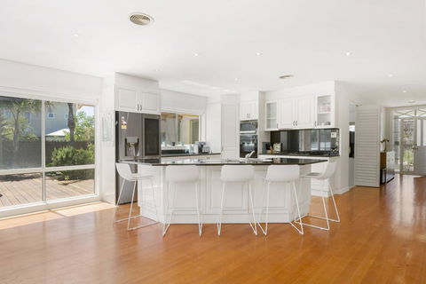 DIAMOND BAY RETREAT - SORRENTO - Mackay Tourism 1