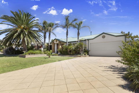 DIAMOND BAY RETREAT - SORRENTO - Mackay Tourism 2