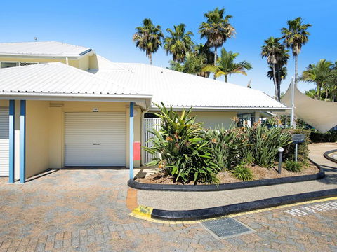 Diamond Beach 3 Bedroom Poolside Apartment - Mackay Tourism 2