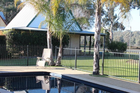 Elinike Guest Cottages - Mackay Tourism 0
