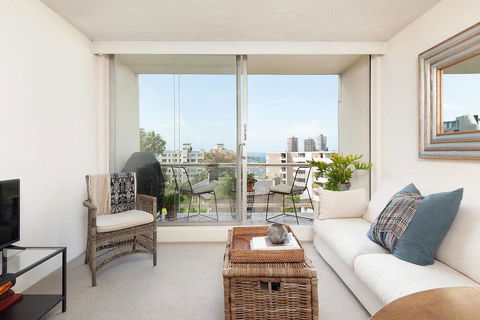 Elizabeth Bay Home With A View - Mackay Tourism 0