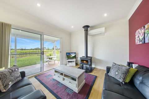 Emma's Cottage Vineyard - Mackay Tourism 2