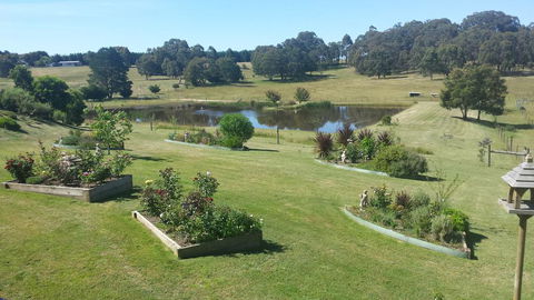 Emu Lodge Country Retreat - Mackay Tourism 0