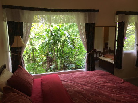 English Gardens - Garden Cottage - Mackay Tourism 2