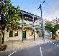 Entire Townhouse in Heart of Echuca's Port CBD - 15 guest capacity - Mackay Tourism
