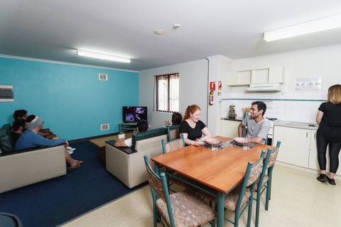 Erica Underwood House 6 Bedroom Flat - Mackay Tourism 3