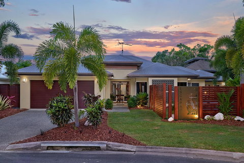 Escapades At Palm Cove - Mackay Tourism 1