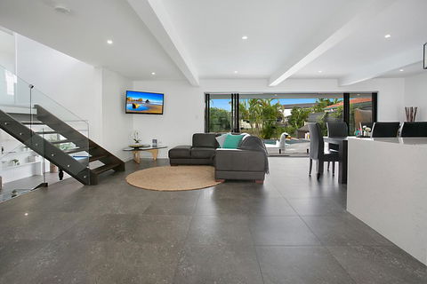 Essence Of Broadbeach - Mackay Tourism 1