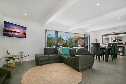 Essence Of Broadbeach - Mackay Tourism 3