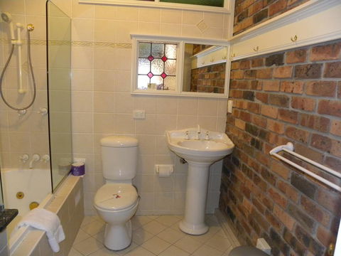 Ettalong Beach Tourist Resort - Mackay Tourism 1