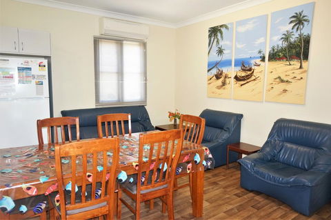 Exmouth Villas Unit 30 - Large Undercover Deck For Entertaining - Mackay Tourism 3