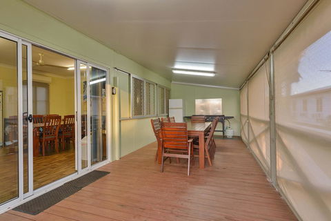 Exmouth Villas Unit 30 - Large Undercover Deck For Entertaining - Mackay Tourism 1