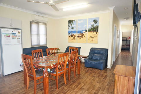 Exmouth Villas Unit 30 - Large Undercover Deck For Entertaining - Mackay Tourism 2