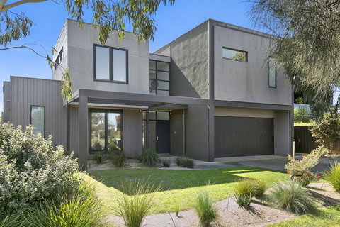 Fabulous Home - Families Only - Mackay Tourism 1