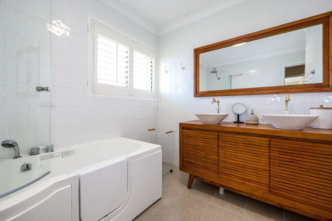Fabulously Presented Family Retreat On Bribie Island - Mackay Tourism 3