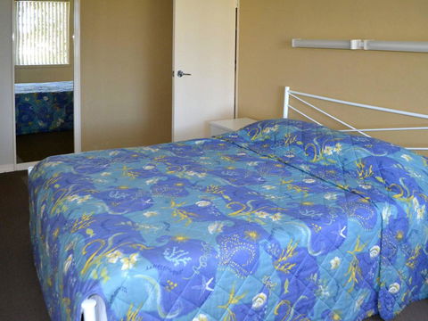Fairholme 5, Opposite Lake - Mackay Tourism 3
