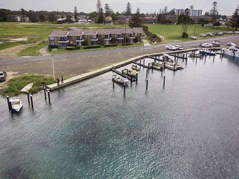 Fairholme 5, Opposite Lake - Mackay Tourism 1
