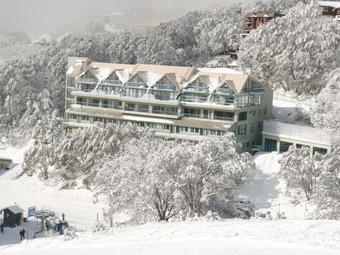 Falls Creek Country Club - Mackay Tourism 1