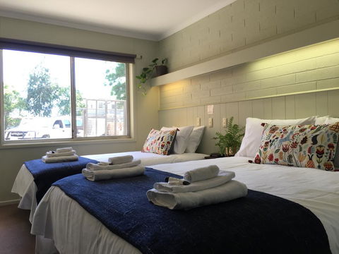 Finley Country Club Hotel Motel - Mackay Tourism 0