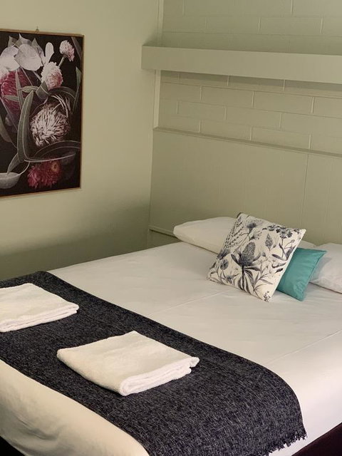 Finley Country Club Hotel Motel - Mackay Tourism 1