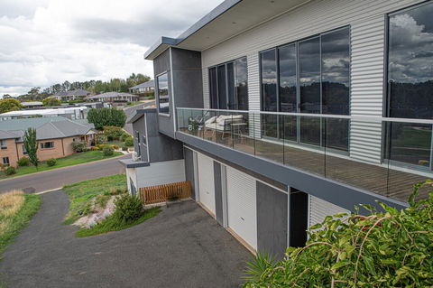 Five Bed, Five Bath, Five Star View - 2 Mins To CBD - Wentworth Estate - Mackay Tourism 3