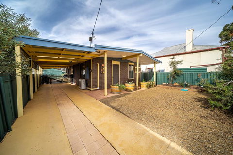Flinders Ranges Bed And Breakfast - Mackay Tourism 1