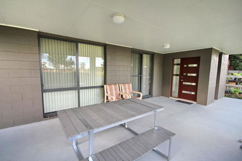 FRASERS COTTAGE- 23 Castle St Laurieton - Mackay Tourism 2