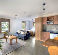 Freycinet Stone Studio 7 - Quartz - Mackay Tourism
