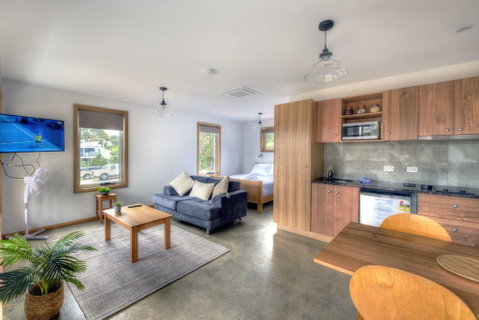 Freycinet Stone Studio 7 - Quartz - Mackay Tourism 0