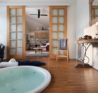 Gables Bend Spa Villa - Mackay Tourism