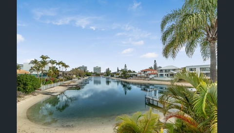 Gold Stay At BroadBeach Gold Coast - Mackay Tourism 2