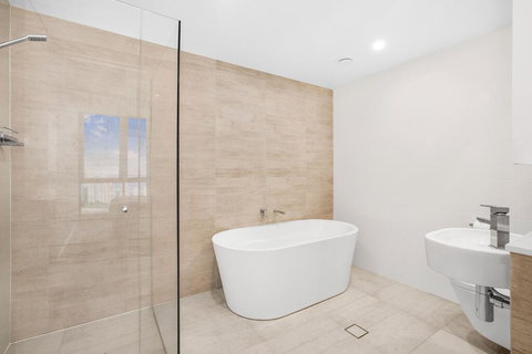 Grand Beach Views In 2-Bed Apartment With Balcony - Mackay Tourism 2