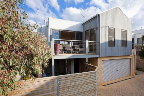 Great Ocean Retreat 5-7 - Mackay Tourism 0