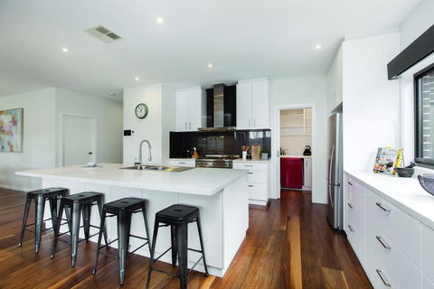 Hampton Haven With Pool For Families And A Max Of 8 Adults. - Mackay Tourism 2