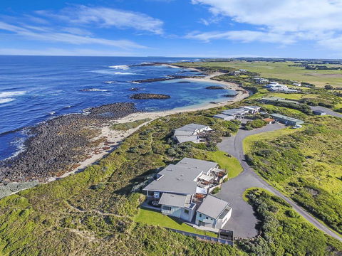 HEARN'S BEACHSIDE VILLA 3 - Mackay Tourism 1