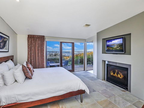 HEARN'S BEACHSIDE VILLA 4 - Mackay Tourism 3