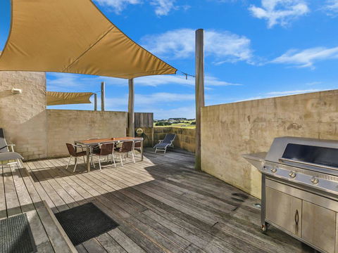 HEARN'S BEACHSIDE VILLA 9 - Mackay Tourism 1