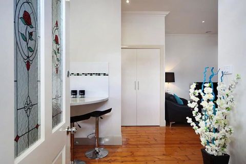 Hidden Gem In Cafe Strip! Chadstone + King Bed - Mackay Tourism 2