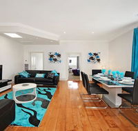 Hidden Gem in Cafe Strip Chadstone  King Bed - Mackay Tourism