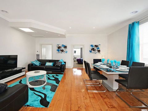 Hidden Gem In Cafe Strip! Chadstone + King Bed - Mackay Tourism 0